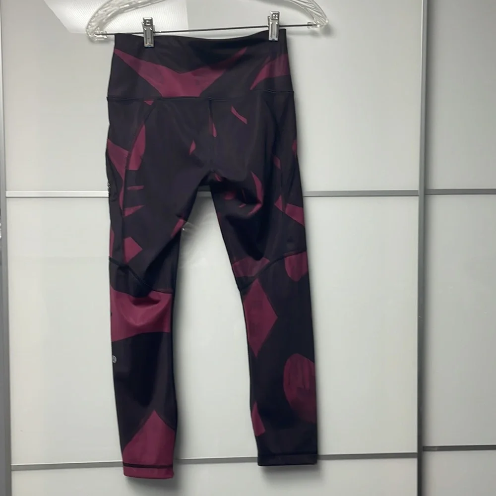 Lululemon All Sport Crop
Back Spin Stroke Dashing Purple Black size 4 - Picture 8 of 9